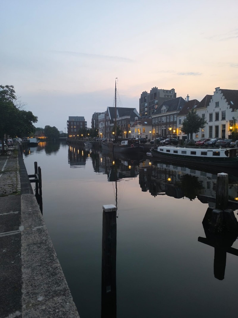 Photo montrant les abords d'un canal paisible de Zwolle au soleil couchant