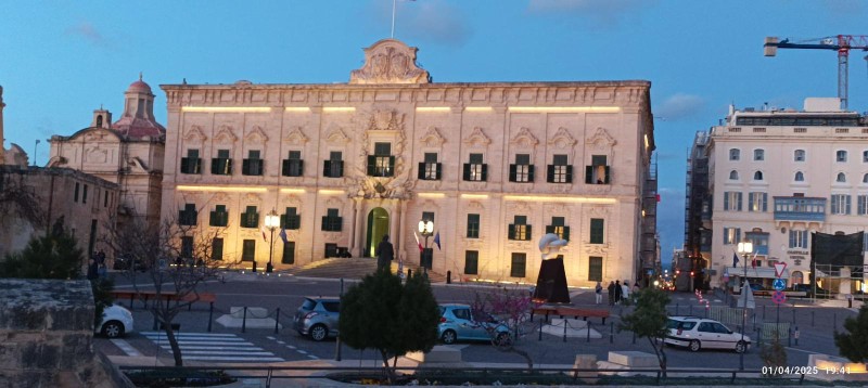L'Auberge de Castille, façade baroque éclairée à la tombée de la nuit.