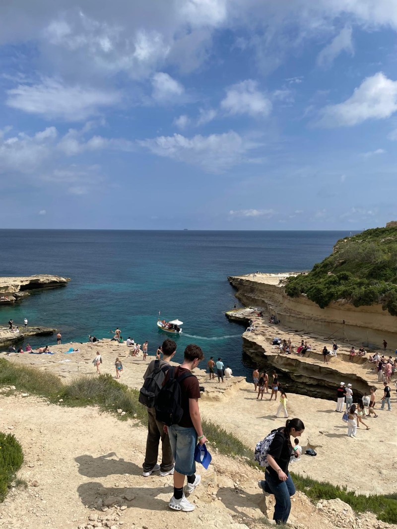 Groupe d'élèves en bord de mer, près de St Peter's Pool.