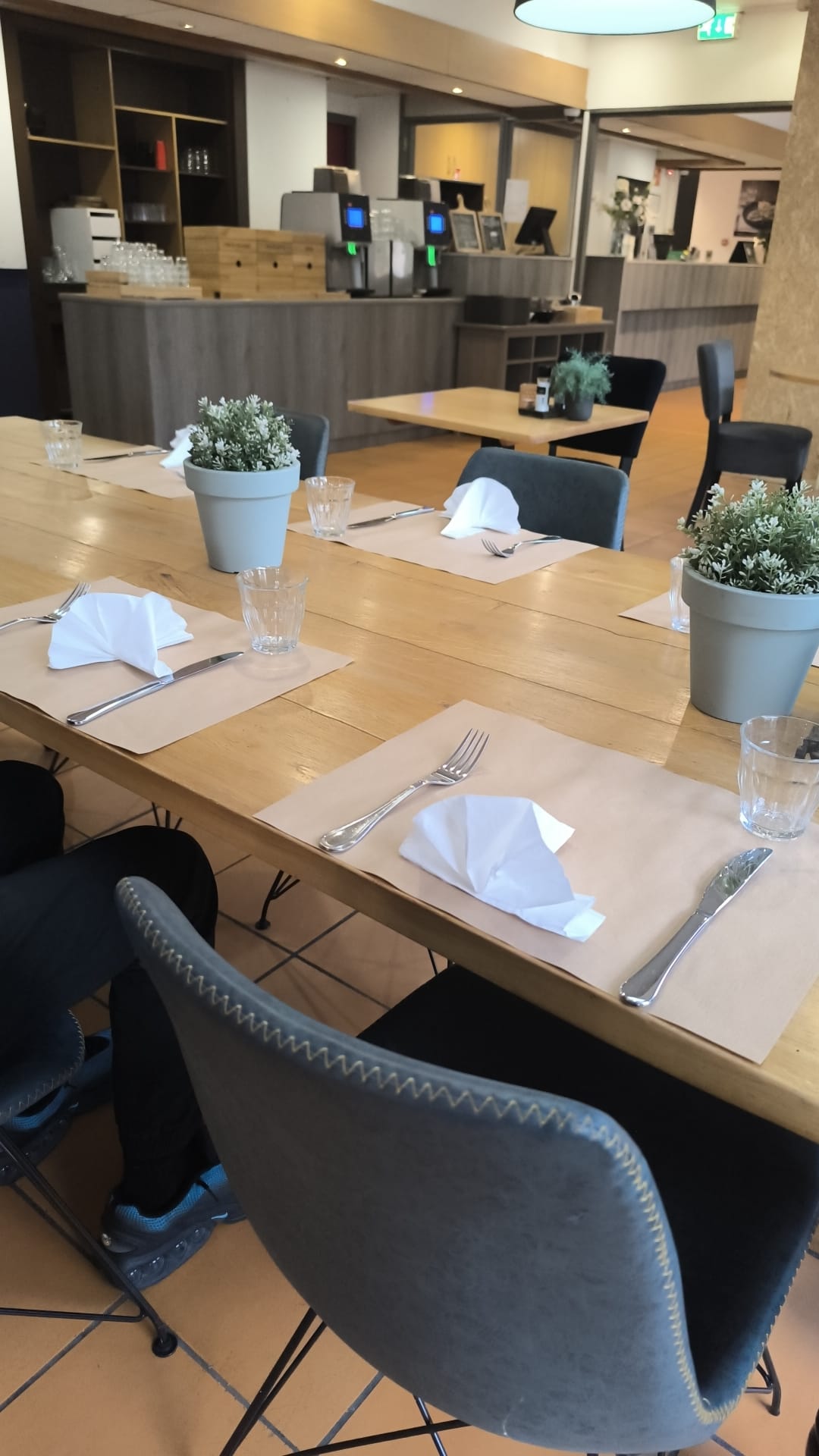 Table dressée pour le dîner à l'hôtel