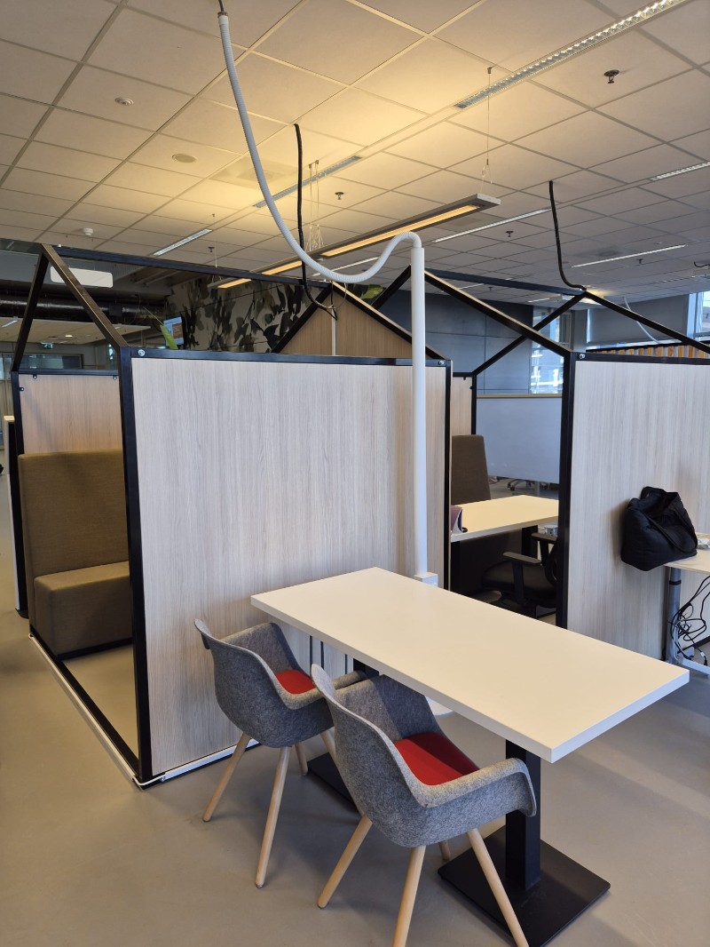 L'image présente un espace calme et moderne, équipé de chaises confortables et d'une table, pour les échanges individuels et les discussions au sein du Student Success Centre.