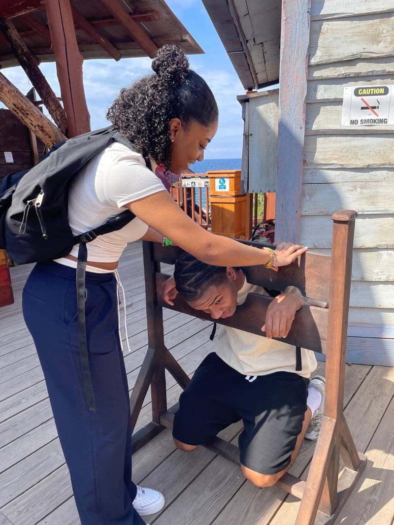 Deux élèves à la potence, sur une terrasse en bois face à la mer.