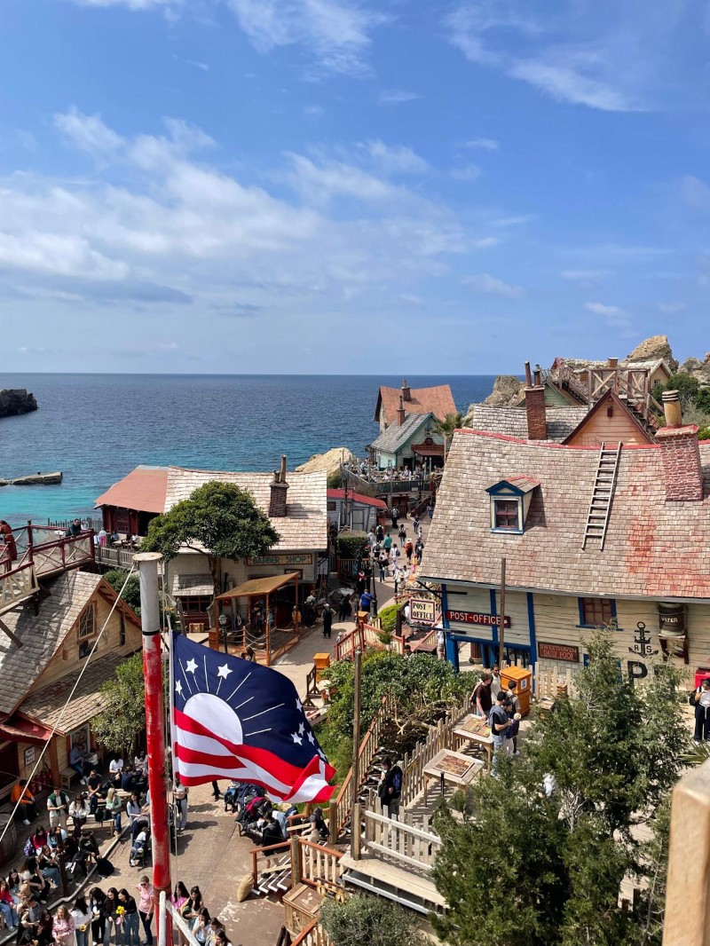 Vue plongeante sur le Popeye Village et la mer à l'arrière-plan.