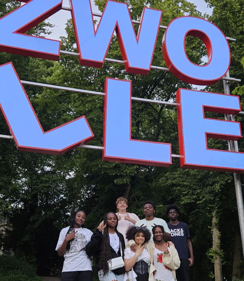 Photo prise sous le panneau de Bienvenue à Zwolle avec le groupe des 7 élèves