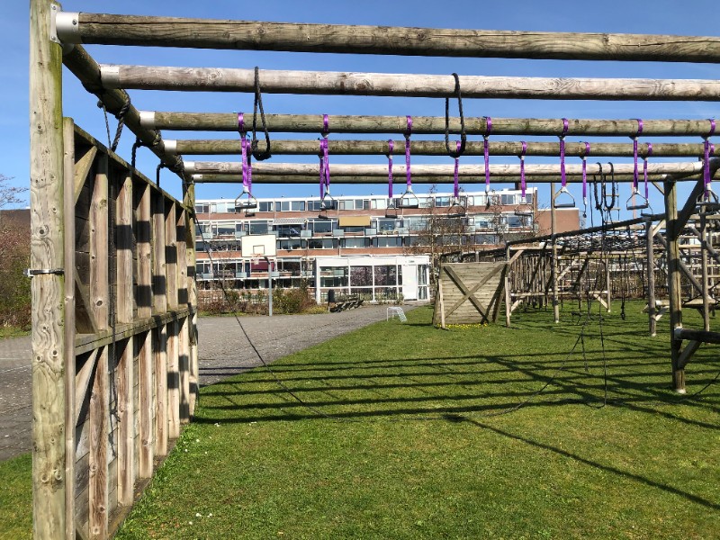 L'image présente un terrain d'entraînement physique extérieur en rooftop. Il est équipé de divers obstacles et équipements d'entraînement physique.