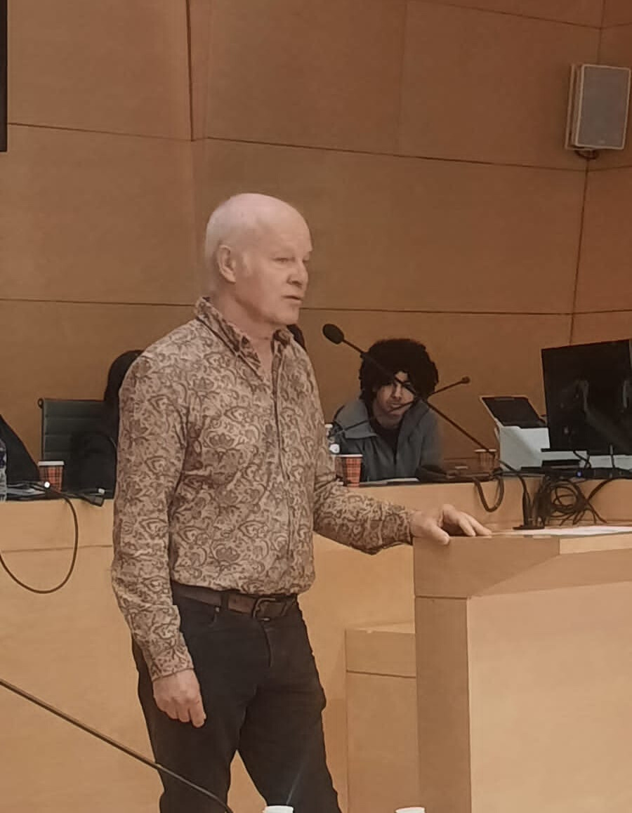 Photo témoignant de la vive émotion d'Yves-Marie CLEMENT de voir son œuvre littéraire interprétée par ces jeunes dans une enceinte judiciaire.