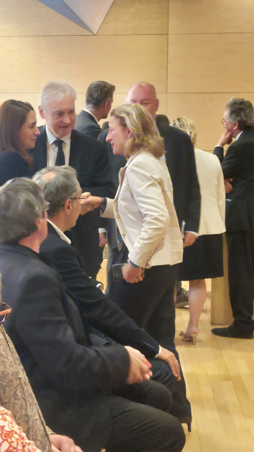 Photo de Mme Chevrier félicitant tous les acteurs de ce projet.
