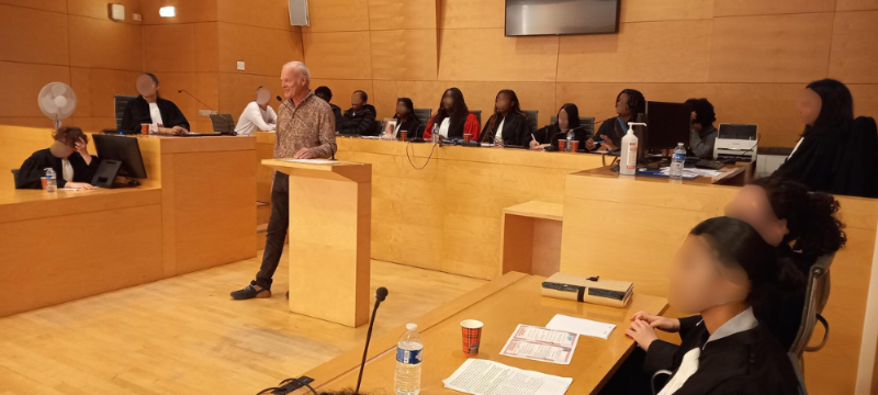 L'auteur participant à la série de questions/réponses avec les professionnels du droit, les journalistes et les élèves dans le public.