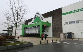 Façade du magasin Leroy Merlin à Melun Cesson avec une enseigne verte et blanche, et des clients entrant dans le magasin par une journée nuageuse.